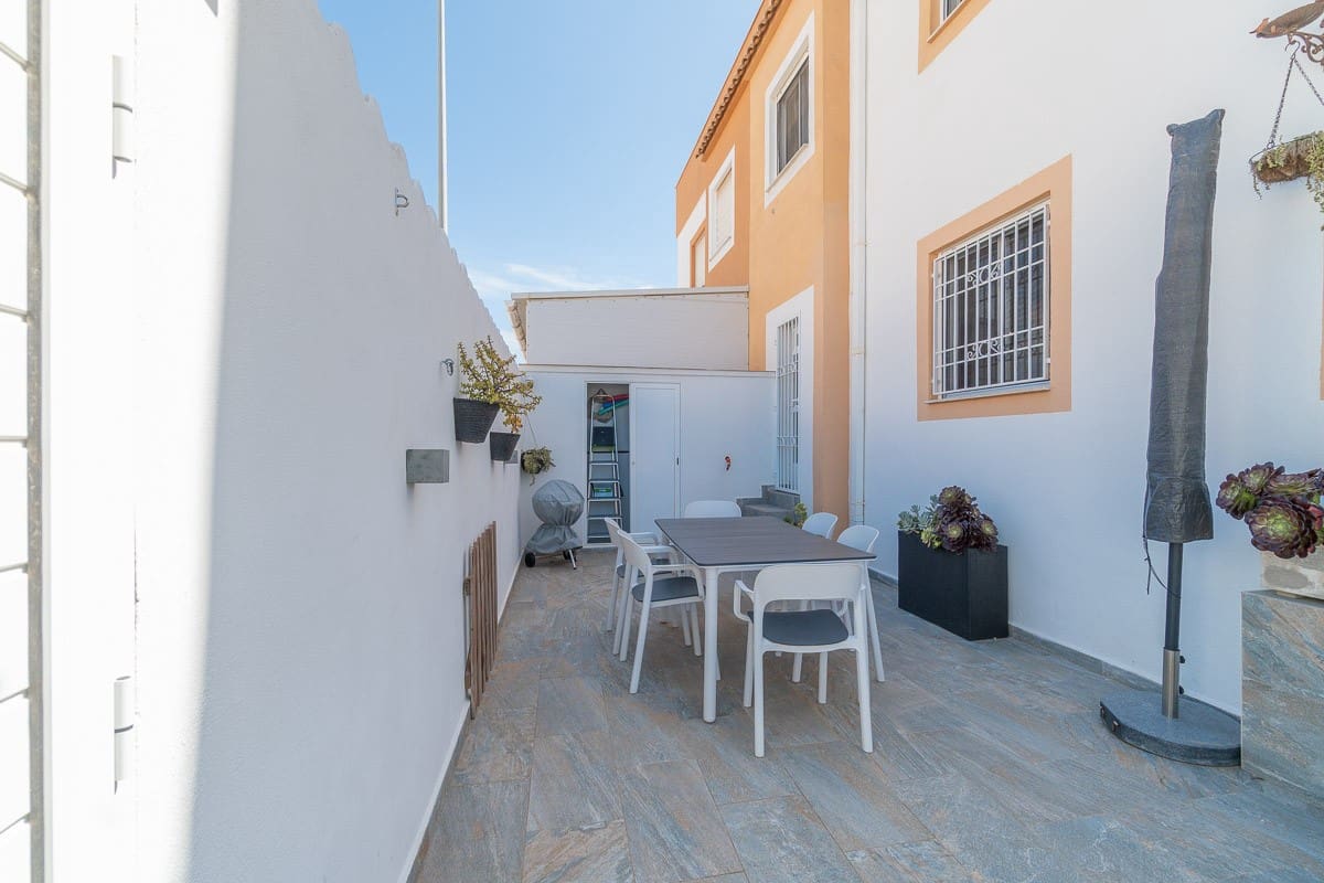2 bedroom Townhouse for sale in Torrevieja - € 209,900 (Ref: 9731712)