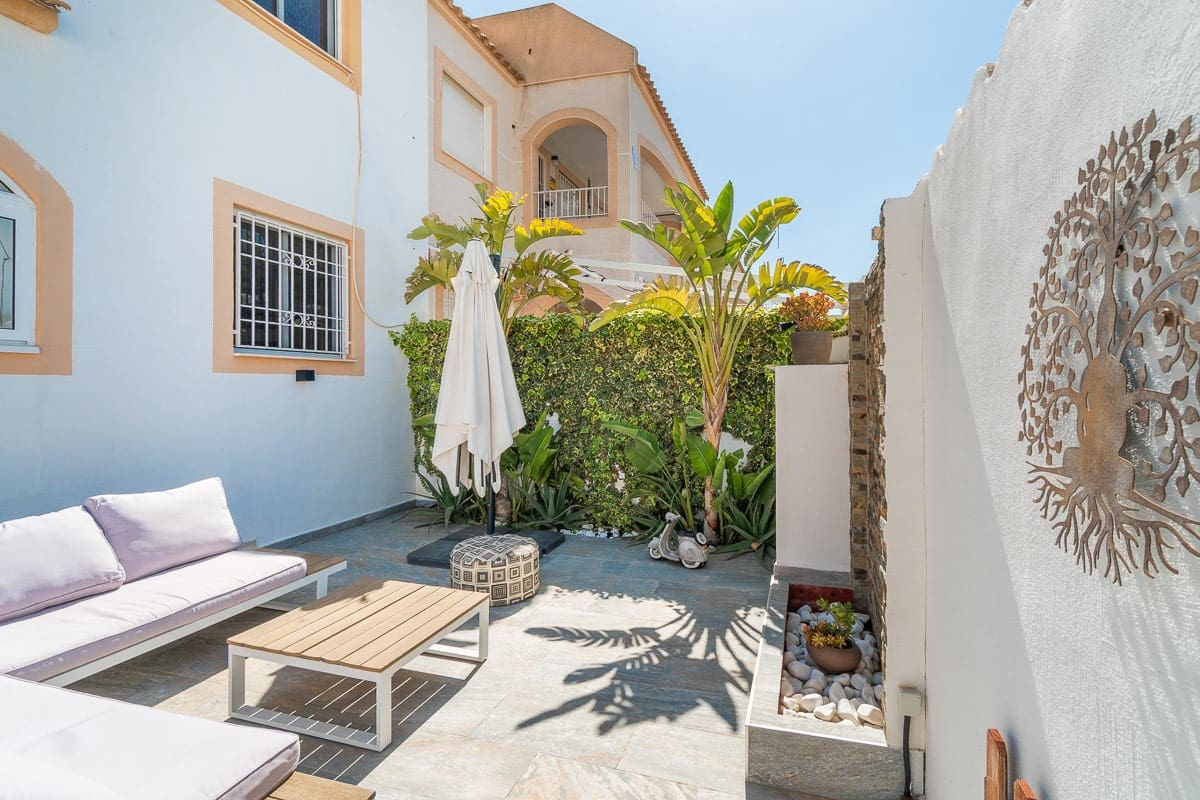 2 bedroom Townhouse for sale in Torrevieja - € 209,900 (Ref: 9731712)