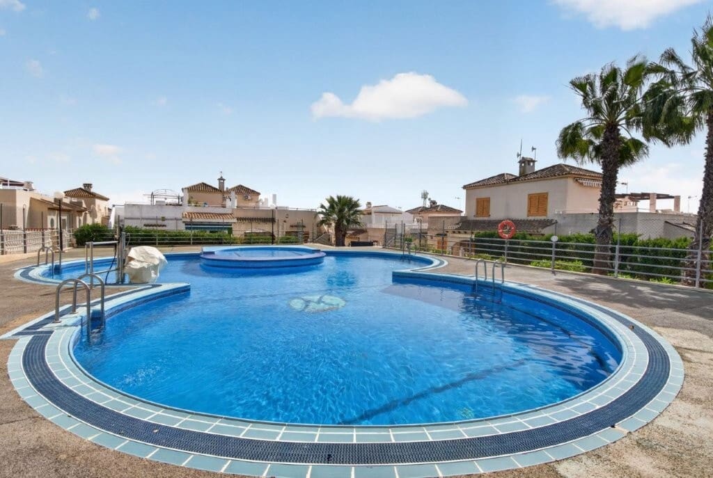 4 camera da letto Villetta Bifamiliare in vendita in Torrevieja con piscina - 185.000 € (Rif: 9856061)