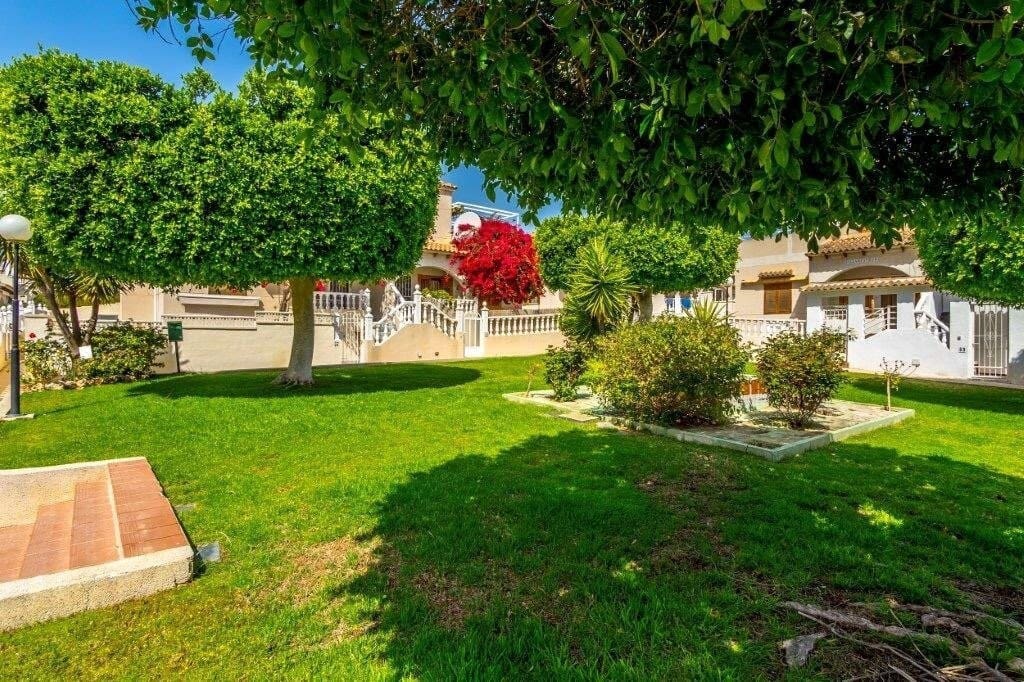 4 camera da letto Villetta Bifamiliare in vendita in Torrevieja con piscina - 185.000 € (Rif: 9856061)