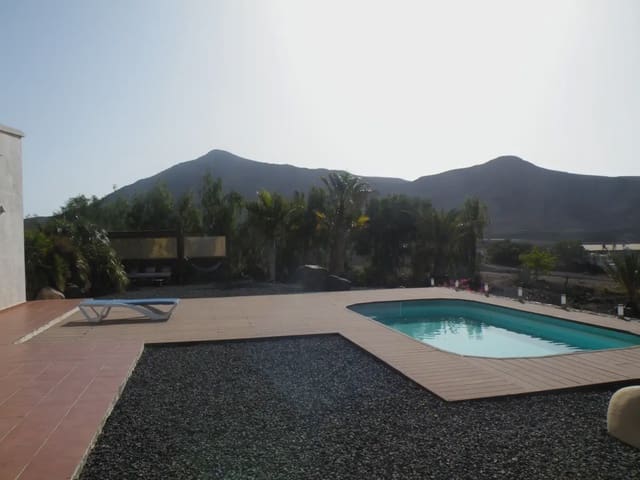 3 soverom Villa til salgs i Tuineje med svømmebasseng garasje - € 830 000 (Ref: 9759344)