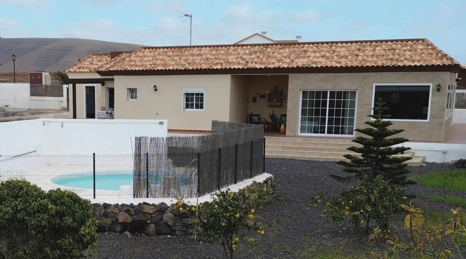 3 Zimmer Villa zu verkaufen in La Oliva mit Pool Garage - 750.000 € (Ref: 9759360)