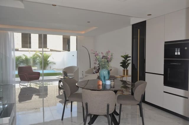 3 bedroom Semi-detached Villa for sale in Corralejo, La Oliva with pool garage - € 430,000 (Ref: 9776950)