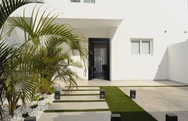 3 bedroom Semi-detached Villa for sale in Corralejo, La Oliva with pool garage - € 430,000 (Ref: 9776950)