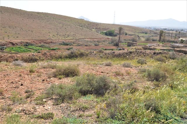 Grunde uden byggetilladelser til salg i Antigua - € 500.000 (Ref: 9970660)