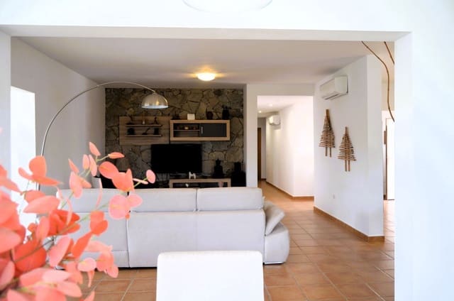 3 soveværelse Villa til salg i La Oliva med swimmingpool - € 750.000 (Ref: 9970674)