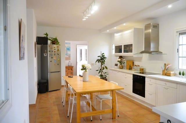 3 soveværelse Villa til salg i La Oliva med swimmingpool - € 750.000 (Ref: 9970674)