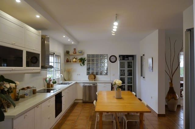 3 soveværelse Villa til salg i La Oliva med swimmingpool - € 750.000 (Ref: 9970674)