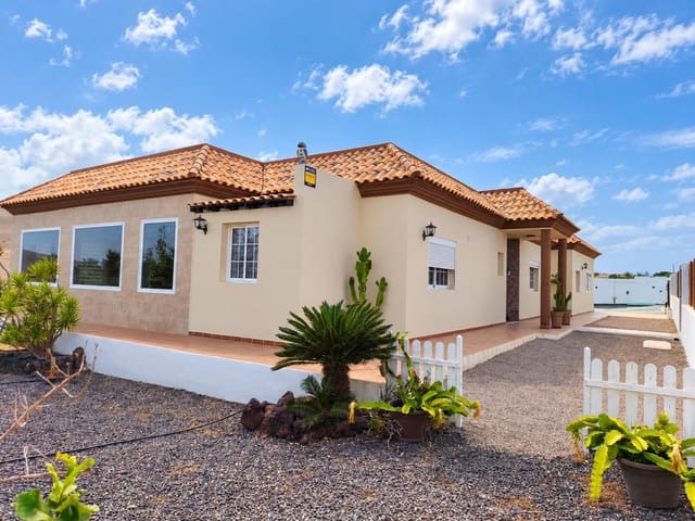 3 chambre Villa/Maison à vendre à La Oliva avec piscine - 750 000 € (Ref: 9970674)