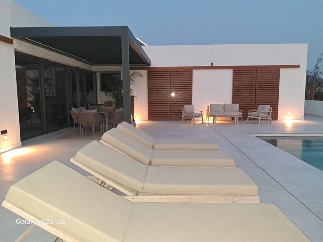 3 makuuhuone Huvila myytävänä paikassa El Cotillo, La Oliva mukana uima-altaan - 1 100 000 € (Ref: 9970691)