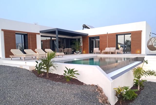 3 bedroom Villa for sale in El Cotillo, La Oliva with pool - € 1,100,000 (Ref: 9970691)