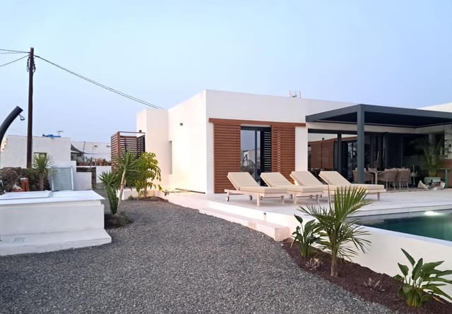 3 bedroom Villa for sale in El Cotillo, La Oliva with pool - € 1,100,000 (Ref: 9970691)