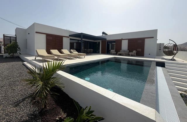 3 bedroom Villa for sale in El Cotillo, La Oliva with pool - € 1,100,000 (Ref: 9970691)