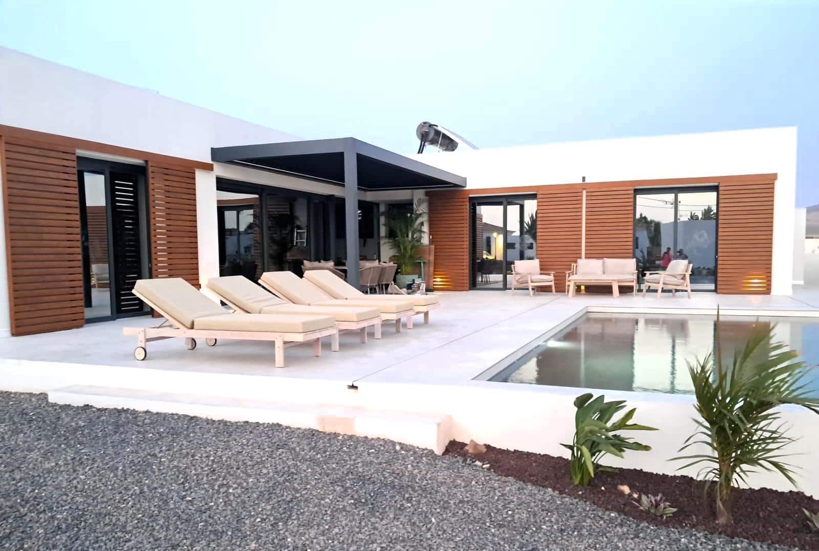 3 soveværelse Villa til salg i El Cotillo med swimmingpool - € 1.100.000 (Ref: 9970691)