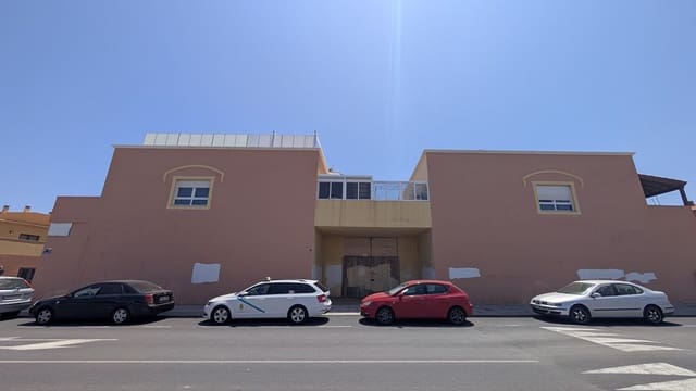 Kaupallinen myytävänä paikassa El Matorral, Puerto del Rosario - 475 000 € (Ref: 9970694)