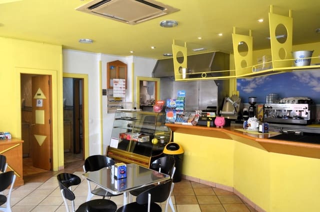 Kommersiell til leie i Puerto del Rosario - € 1 386 (Ref: 9975501)