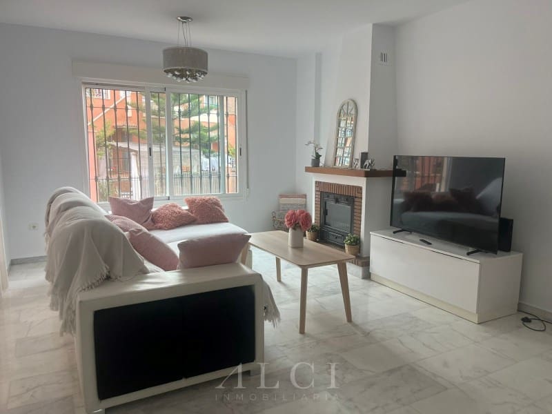 4 Zimmer Villa zu verkaufen in Torre del Mar mit Pool Garage - 485.000 € (Ref: 10180441)