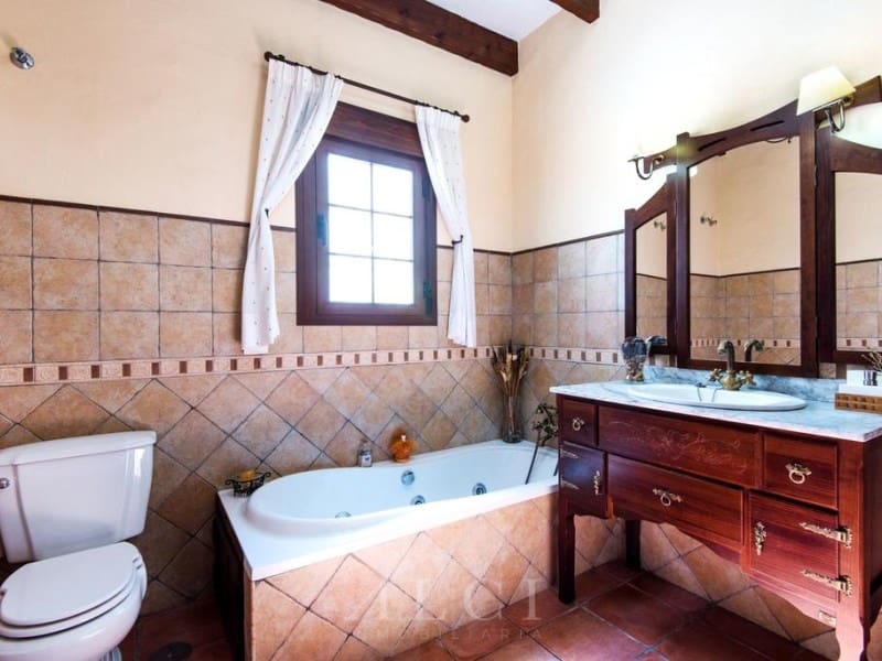 3 bedroom Villa for rent in Malaga city with pool garage - € 1,990 (Ref: 9347730)