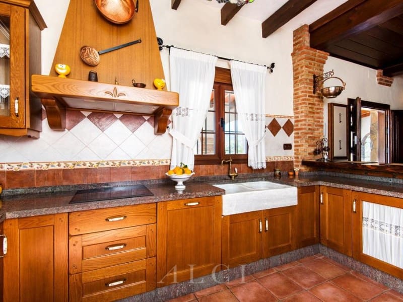 3 bedroom Villa for rent in Malaga city with pool garage - € 1,990 (Ref: 9347730)