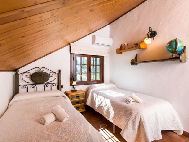 3 bedroom Villa for rent in Residencial Jardin Botanico, Málaga city with pool garage - € 1,990 (Ref: 9347730)