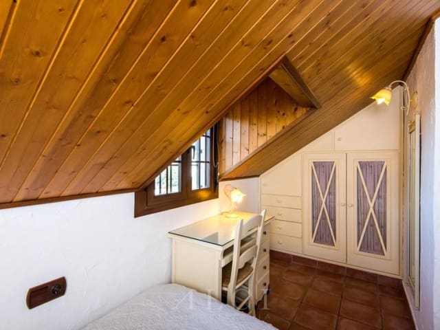 3 bedroom Villa for rent in Residencial Jardin Botanico, Málaga city with pool garage - € 1,990 (Ref: 9347730)