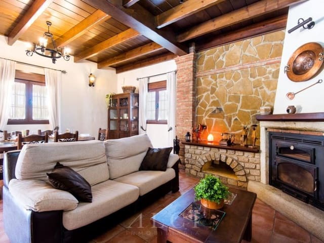 3 bedroom Villa for rent in Residencial Jardin Botanico, Málaga city with pool garage - € 1,990 (Ref: 9347730)