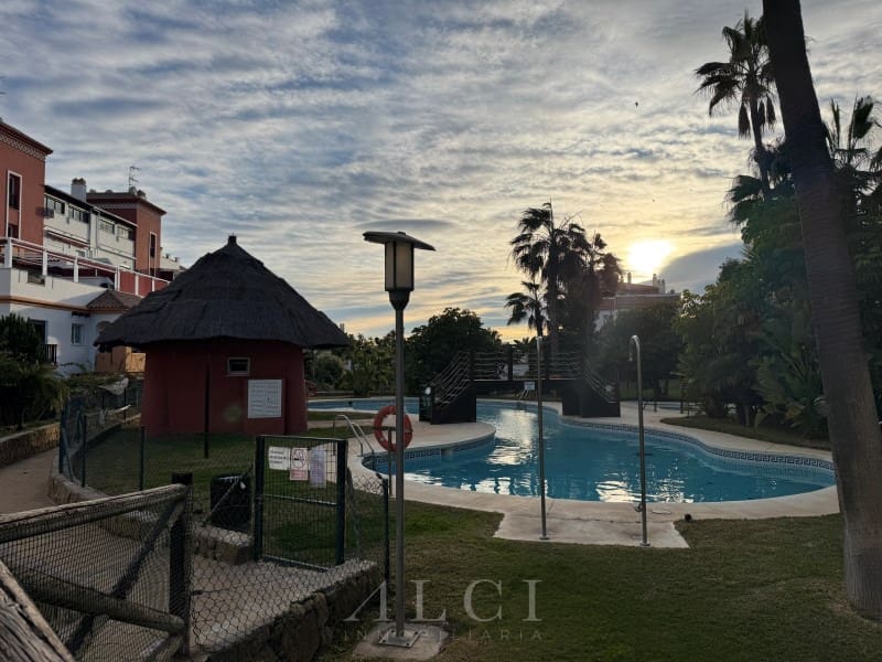 2 soverom Leilighet til salgs i Caleta de Velez med garasje - € 279 900 (Ref: 9759484)