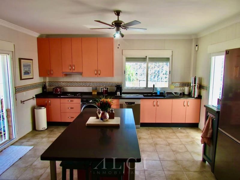 4 sypialnia Willa na sprzedaż w Canillas de Aceituno z basenem garażem - 995 000 € (Ref: 9759489)