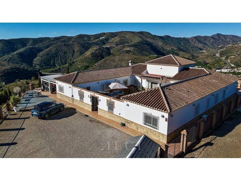 4 sypialnia Willa na sprzedaż w Canillas de Aceituno z basenem garażem - 995 000 € (Ref: 9759489)