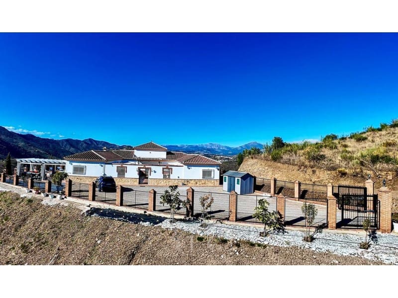 4 sypialnia Willa na sprzedaż w Canillas de Aceituno z basenem garażem - 995 000 € (Ref: 9759489)