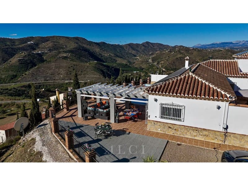 4 sypialnia Willa na sprzedaż w Canillas de Aceituno z basenem garażem - 995 000 € (Ref: 9759489)