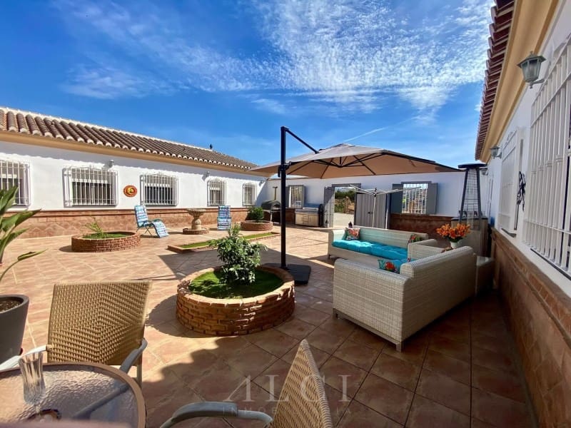 4 sypialnia Willa na sprzedaż w Canillas de Aceituno z basenem garażem - 995 000 € (Ref: 9759489)