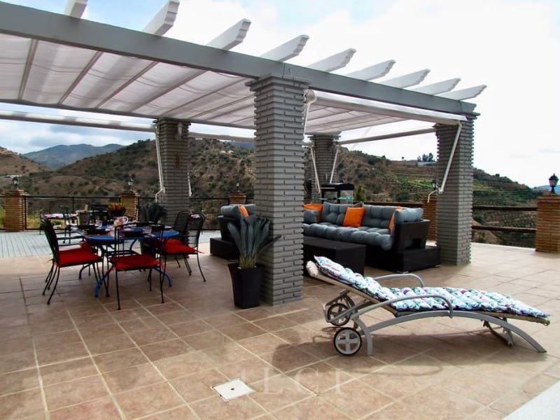 4 sypialnia Willa na sprzedaż w Canillas de Aceituno z basenem garażem - 995 000 € (Ref: 9759489)