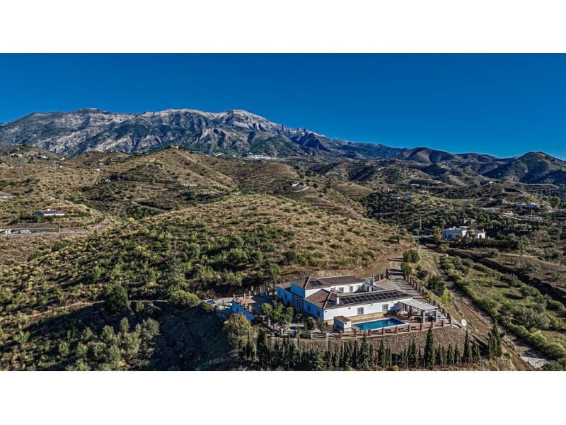 4 sypialnia Willa na sprzedaż w Canillas de Aceituno z basenem garażem - 995 000 € (Ref: 9759489)