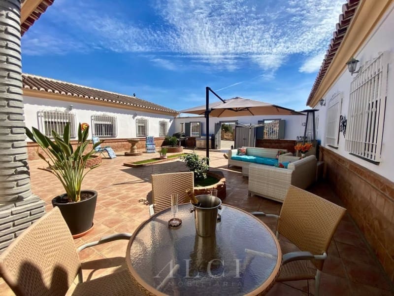 4 sypialnia Willa na sprzedaż w Canillas de Aceituno z basenem garażem - 995 000 € (Ref: 9759489)