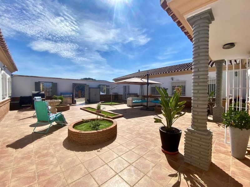 4 sypialnia Willa na sprzedaż w Canillas de Aceituno z basenem garażem - 995 000 € (Ref: 9759489)