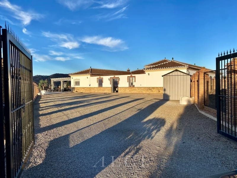 4 sypialnia Willa na sprzedaż w Canillas de Aceituno z basenem garażem - 995 000 € (Ref: 9759489)