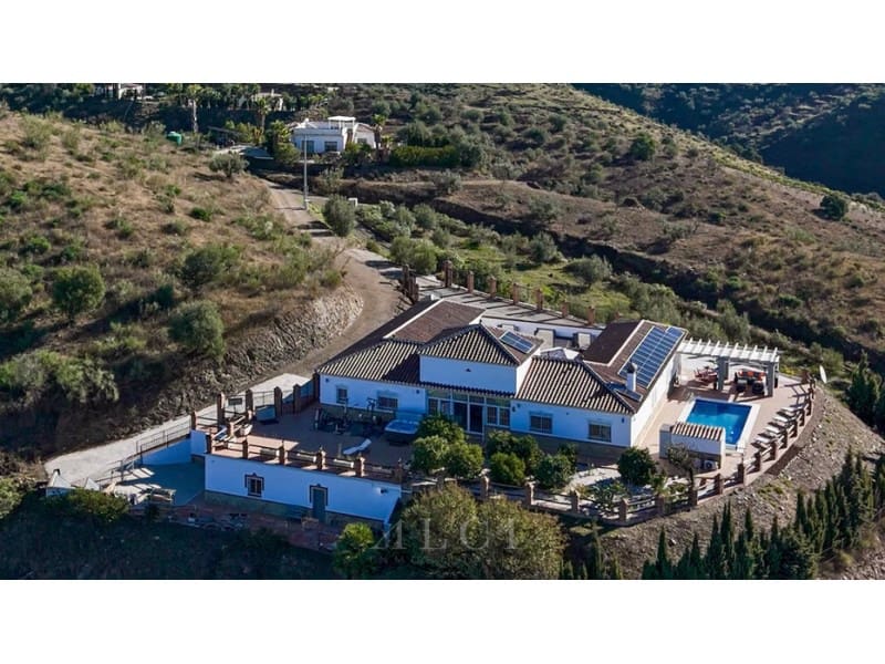 4 sypialnia Willa na sprzedaż w Canillas de Aceituno z basenem garażem - 995 000 € (Ref: 9759489)