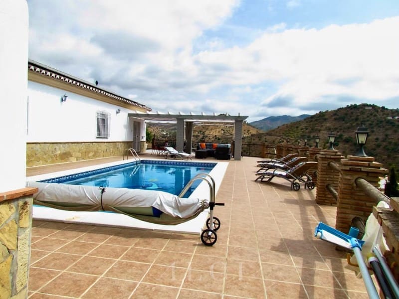 4 sypialnia Willa na sprzedaż w Canillas de Aceituno z basenem garażem - 995 000 € (Ref: 9759489)