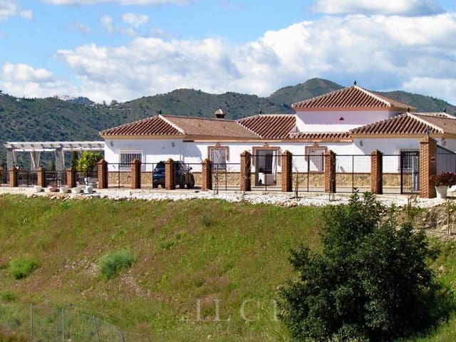 4 sypialnia Willa na sprzedaż w Canillas de Aceituno z basenem garażem - 995 000 € (Ref: 9759489)