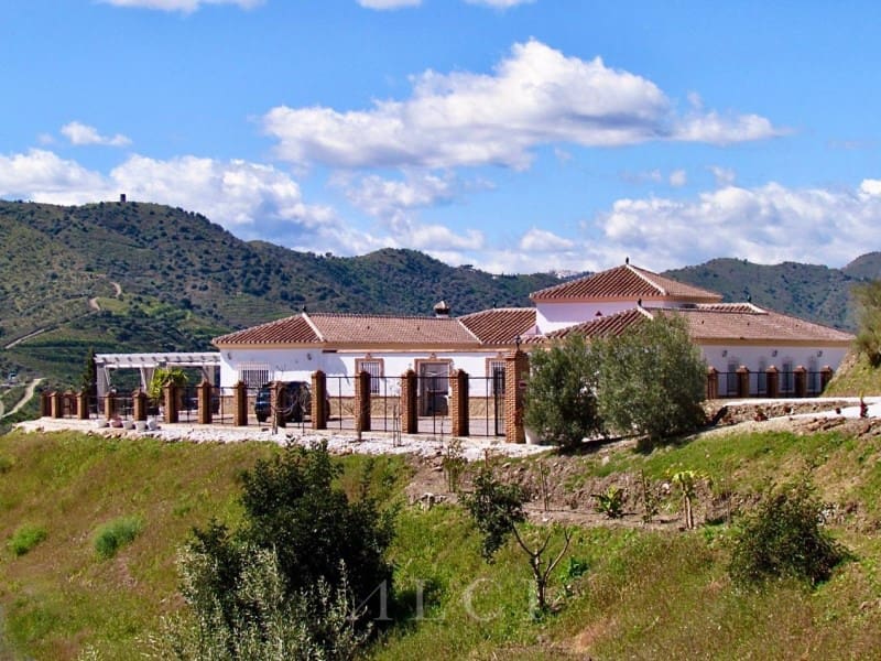 4 sypialnia Willa na sprzedaż w Canillas de Aceituno z basenem garażem - 995 000 € (Ref: 9759489)