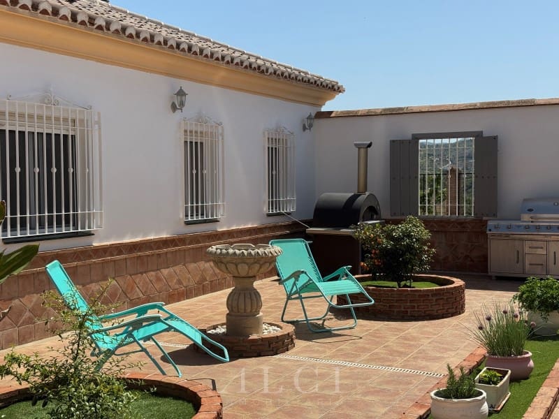 4 slaapkamer Villa te koop in Canillas de Aceituno met zwembad garage - € 995.000 (Ref: 9759489)