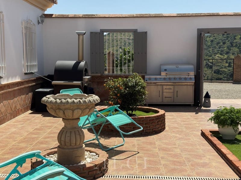 4 slaapkamer Villa te koop in Canillas de Aceituno met zwembad garage - € 995.000 (Ref: 9759489)