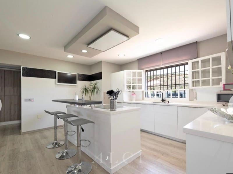 5 slaapkamer Villa te koop in La Cala del Moral met garage - € 1.350.000 (Ref: 9759491)