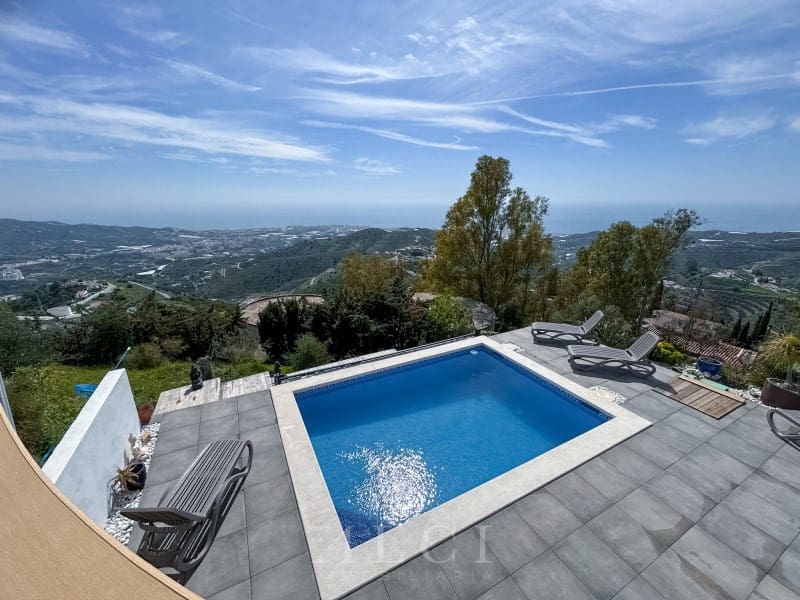 3 slaapkamer Villa te koop in Torrox met zwembad garage - € 595.000 (Ref: 9759494)