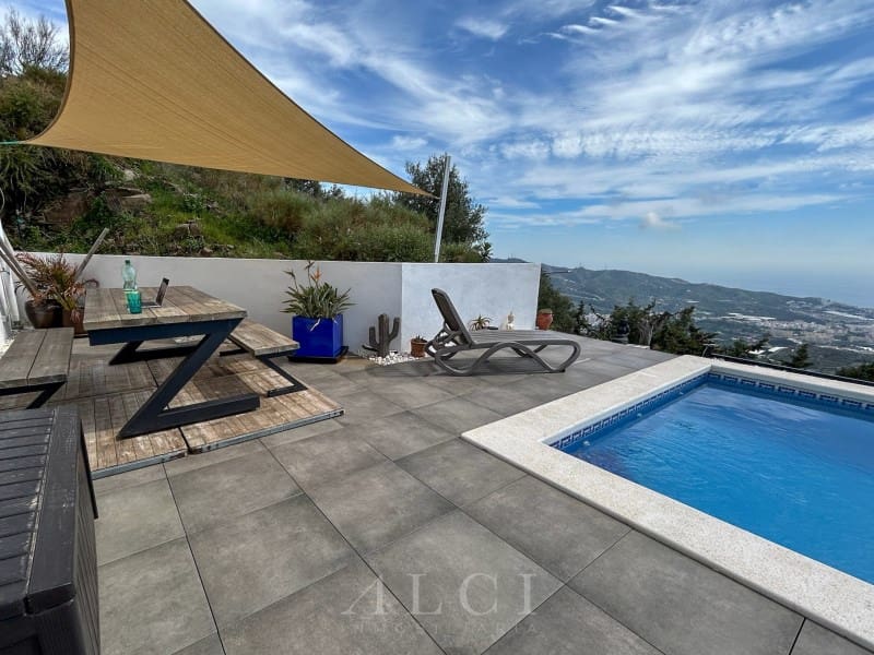 3 slaapkamer Villa te koop in Torrox met zwembad garage - € 595.000 (Ref: 9759494)