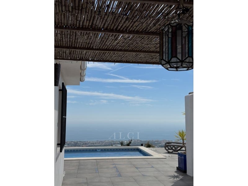 3 slaapkamer Villa te koop in Torrox met zwembad garage - € 595.000 (Ref: 9759494)