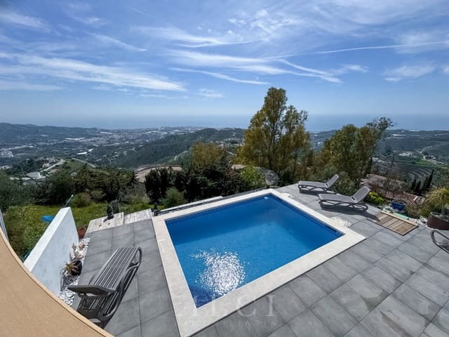 3 slaapkamer Villa te koop in Torrox Pueblo, Torrox met zwembad garage - € 595.000 (Ref: 9759494)