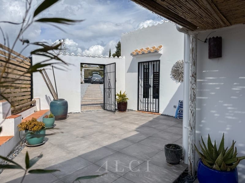 3 slaapkamer Villa te koop in Torrox met zwembad garage - € 595.000 (Ref: 9759494)