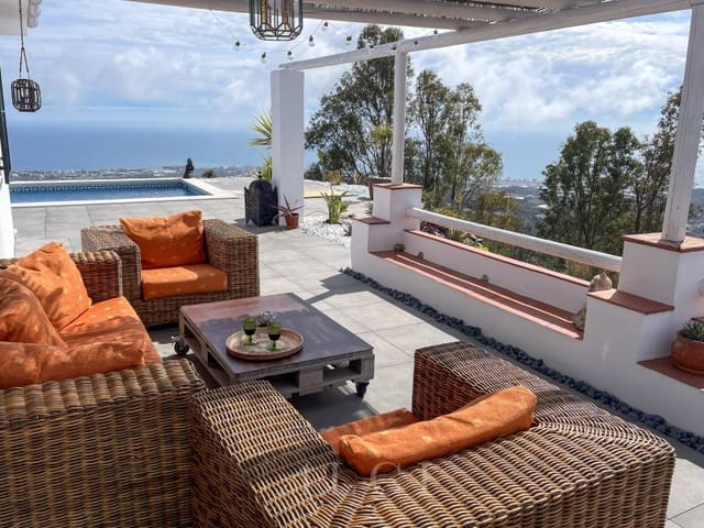 3 slaapkamer Villa te koop in Torrox Pueblo, Torrox met zwembad garage - € 595.000 (Ref: 9759494)